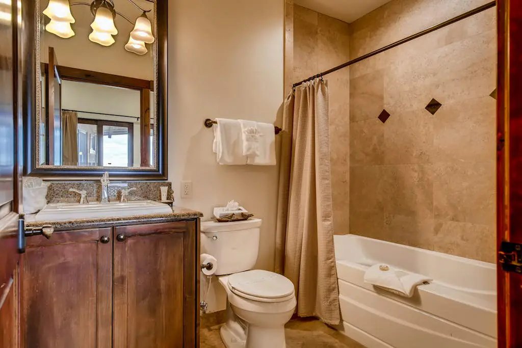 Stunning ski-in/ski-out penthouse w/ shared pool, hot tub, sauna & gym