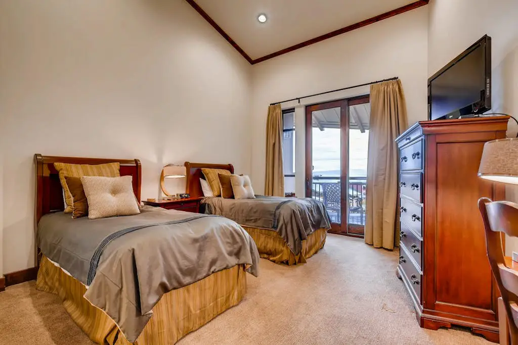 Stunning ski-in/ski-out penthouse w/ shared pool, hot tub, sauna & gym