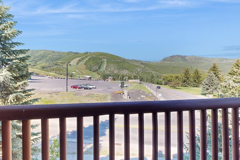 Spacious condo with loft - walk to ski lifts & restaurants