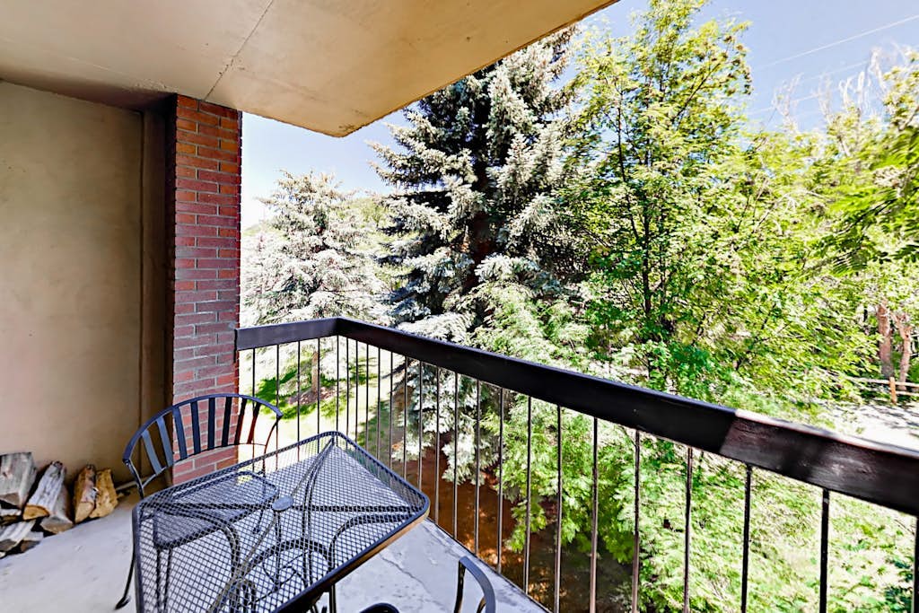 Mountain escape with pool, hot tub & balcony - near town lift & Main St