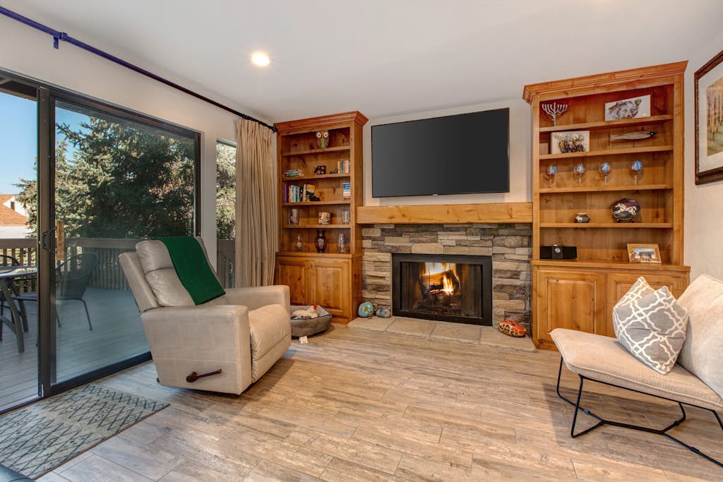 Three-story townhome with private hot tub, gas fireplace, decks