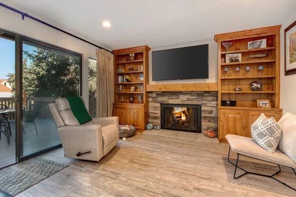 Three-story townhome with private hot tub, gas fireplace, decks