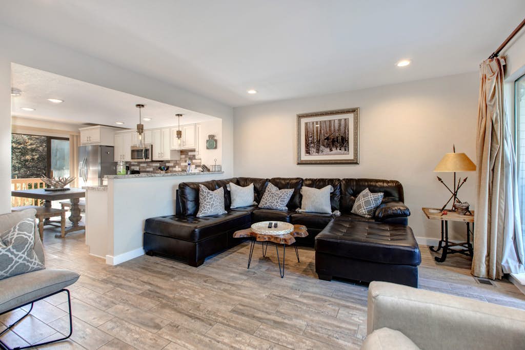 Three-story townhome with private hot tub, gas fireplace, decks