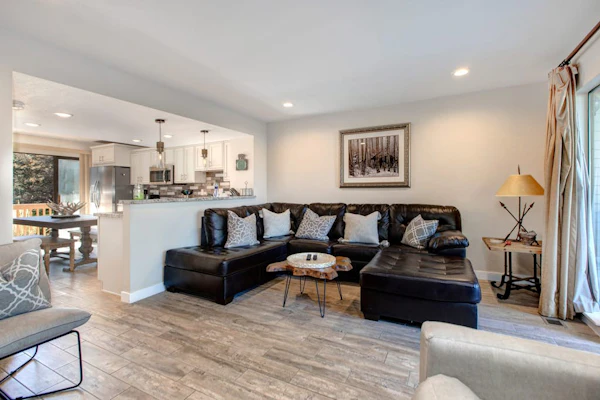 Three-story townhome with private hot tub, gas fireplace, decks