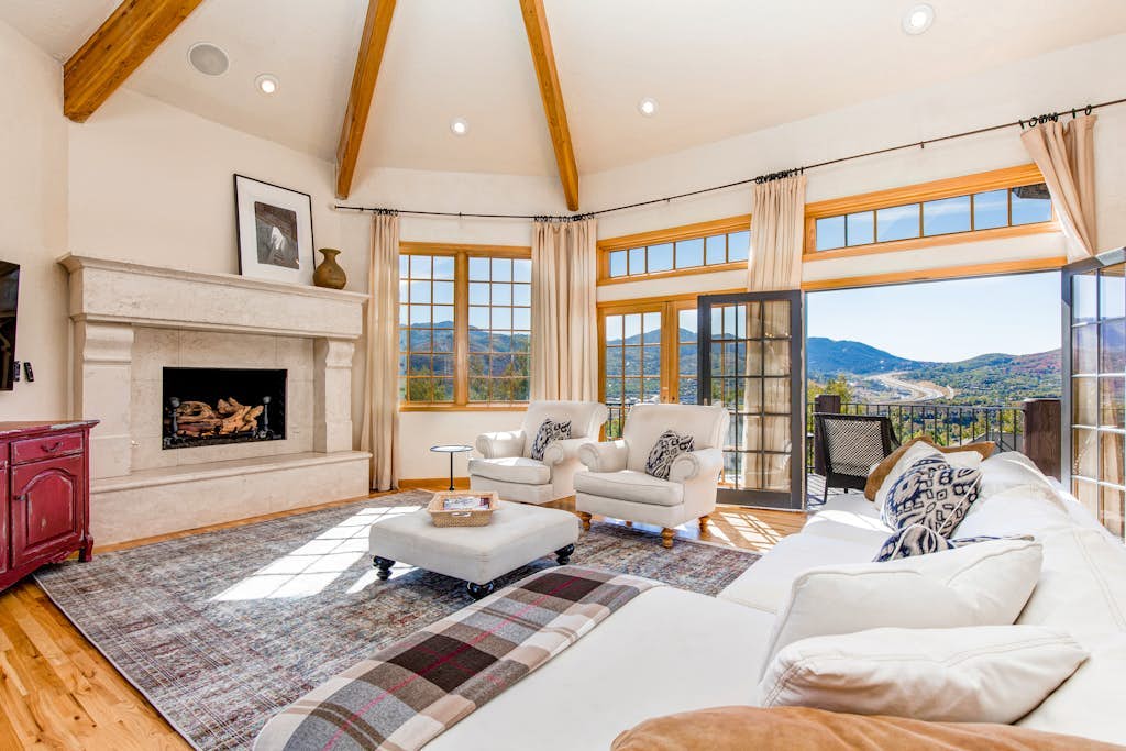 Serene and Spacious 5BR with Gorgeous Views, Hot Tub