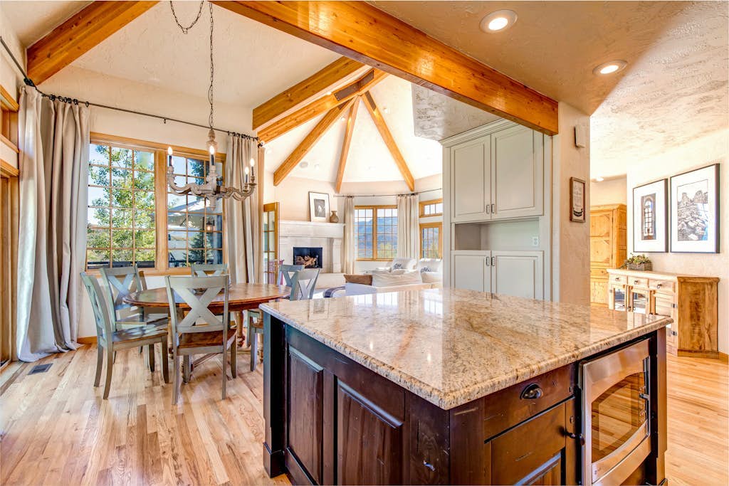 Serene and Spacious 5BR with Gorgeous Views, Hot Tub