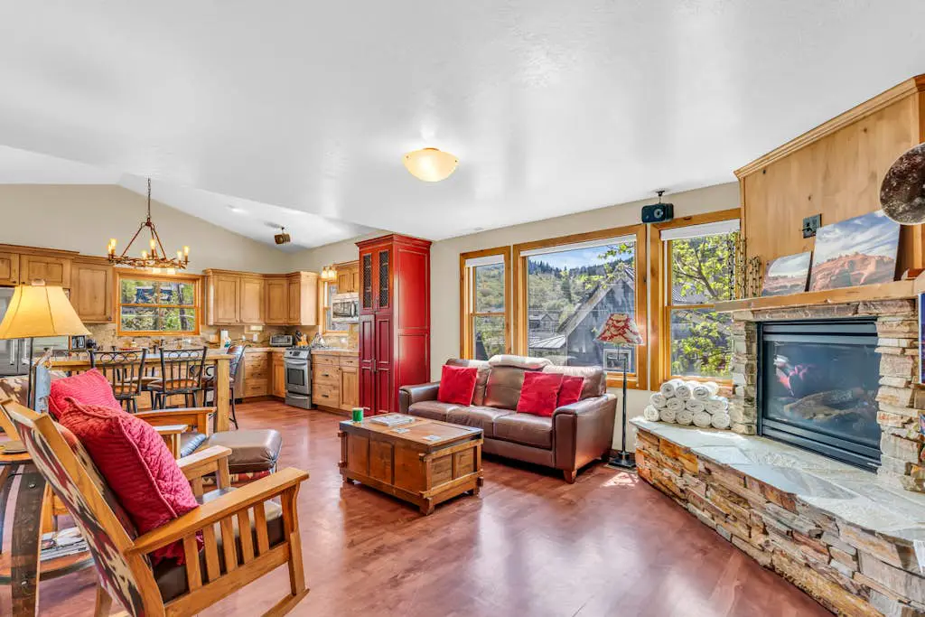 Charming house overlooking Main St with hot tub - Walk to Slopes