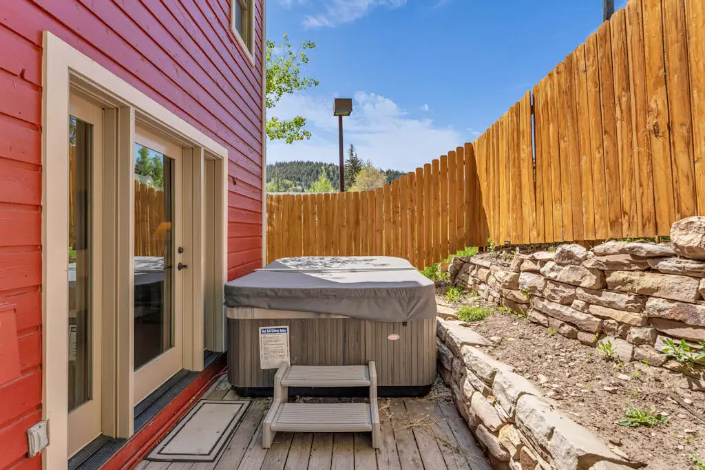 Charming house overlooking Main St with hot tub - Walk to Slopes