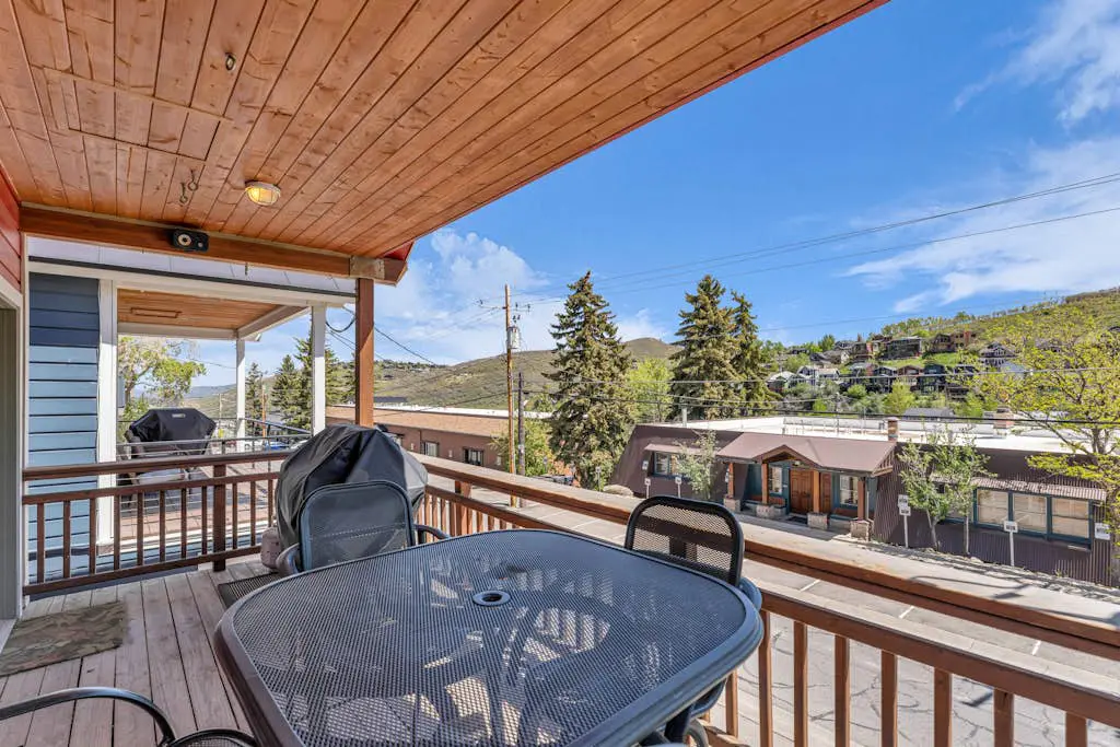 Charming house overlooking Main St with hot tub - Walk to Slopes