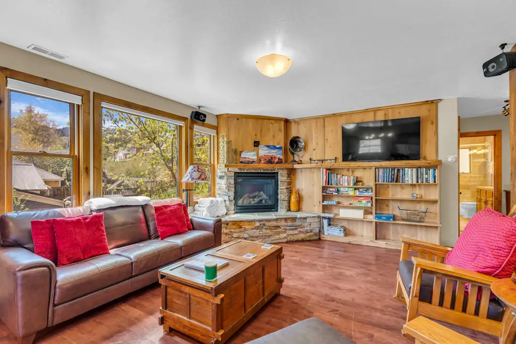 Charming house overlooking Main St with hot tub - Walk to Slopes