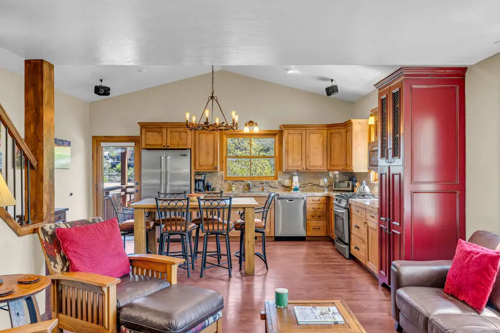 Charming house overlooking Main St with hot tub - Walk to Slopes