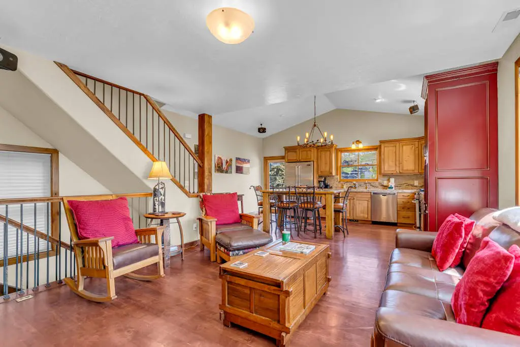 Charming house overlooking Main St with hot tub - Walk to Slopes