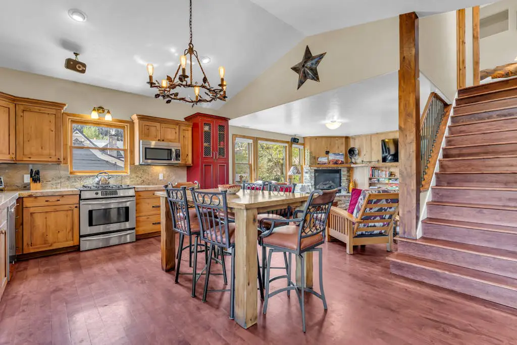 Charming house overlooking Main St with hot tub - Walk to Slopes