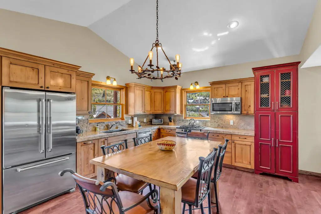 Charming house overlooking Main St with hot tub - Walk to Slopes