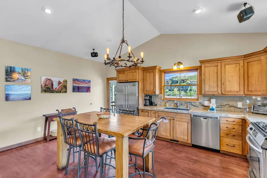 Charming house overlooking Main St with hot tub - Walk to Slopes