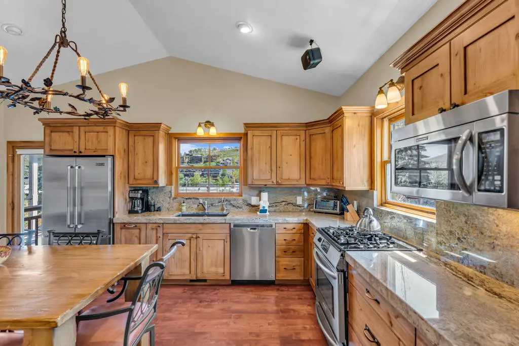 Charming house overlooking Main St with hot tub - Walk to Slopes