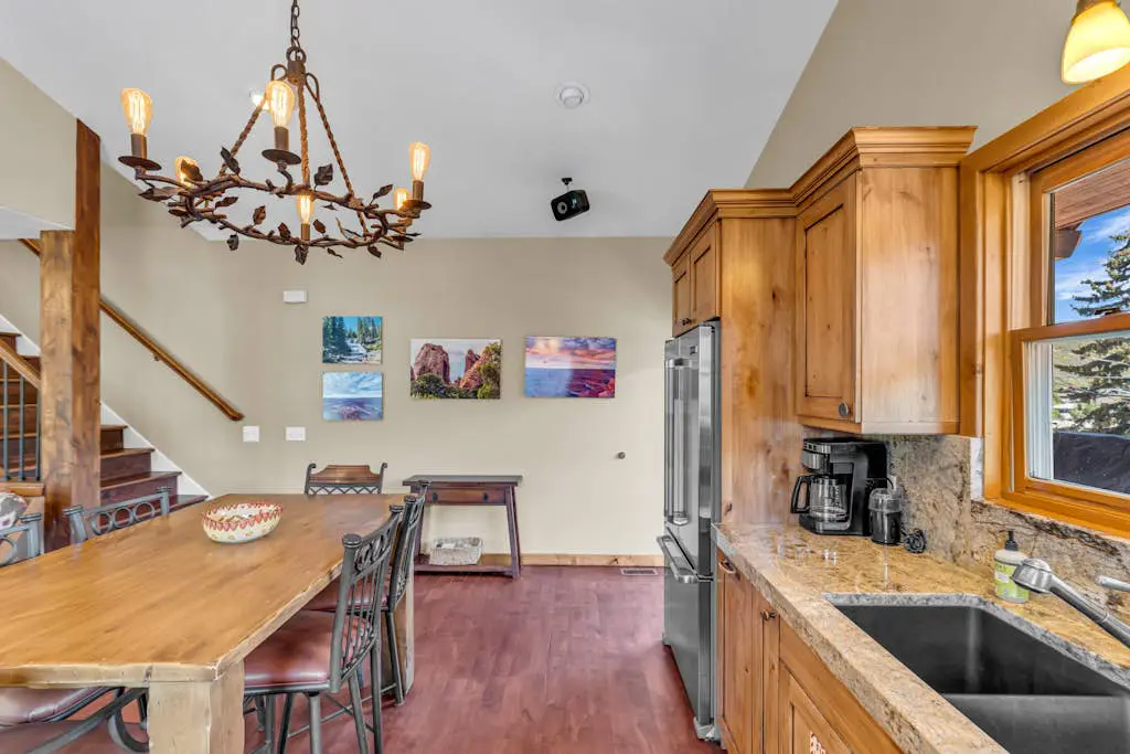 Charming house overlooking Main St with hot tub - Walk to Slopes
