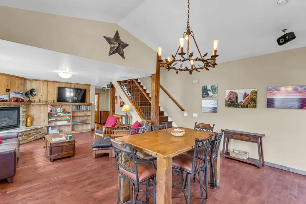 Charming house overlooking Main St with hot tub - Walk to Slopes