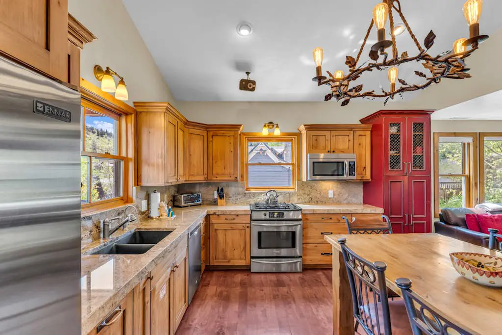 Charming house overlooking Main St with hot tub - Walk to Slopes