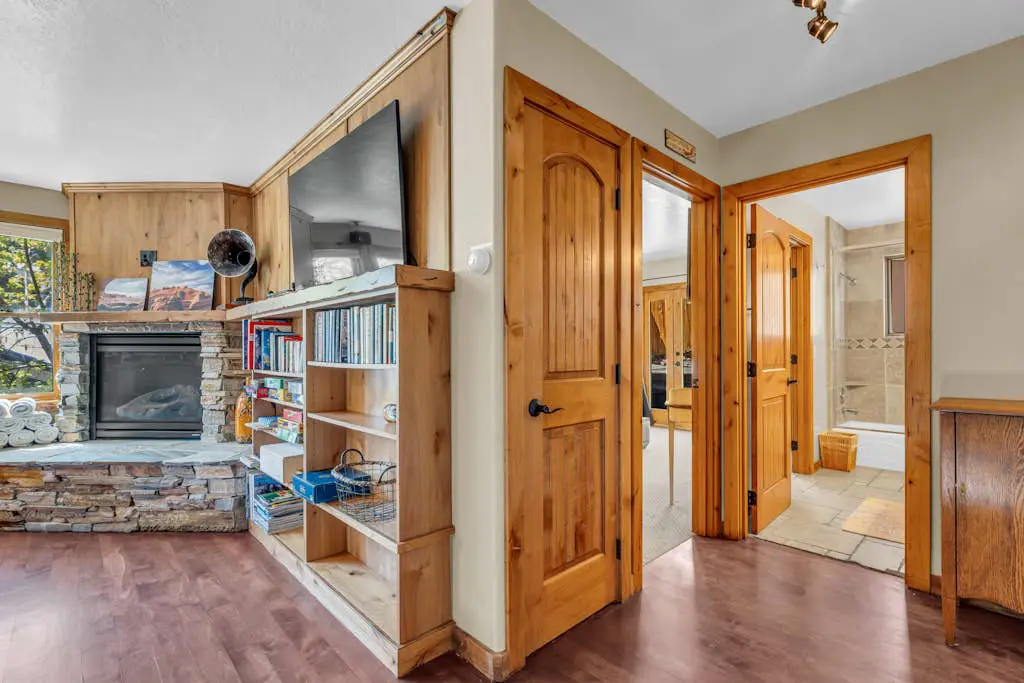 Charming house overlooking Main St with hot tub - Walk to Slopes