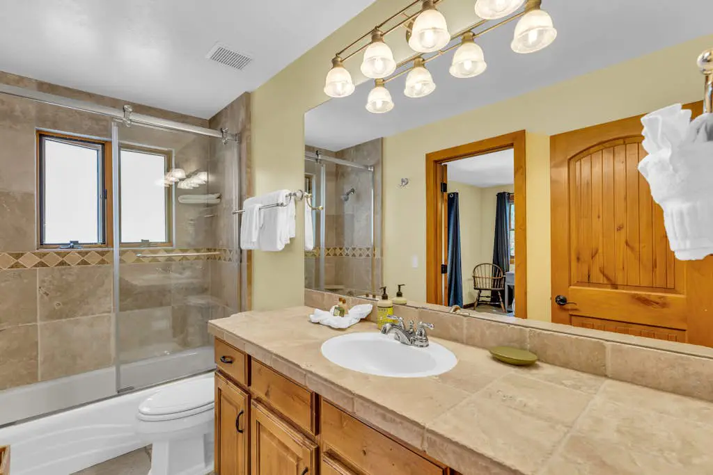 Charming house overlooking Main St with hot tub - Walk to Slopes