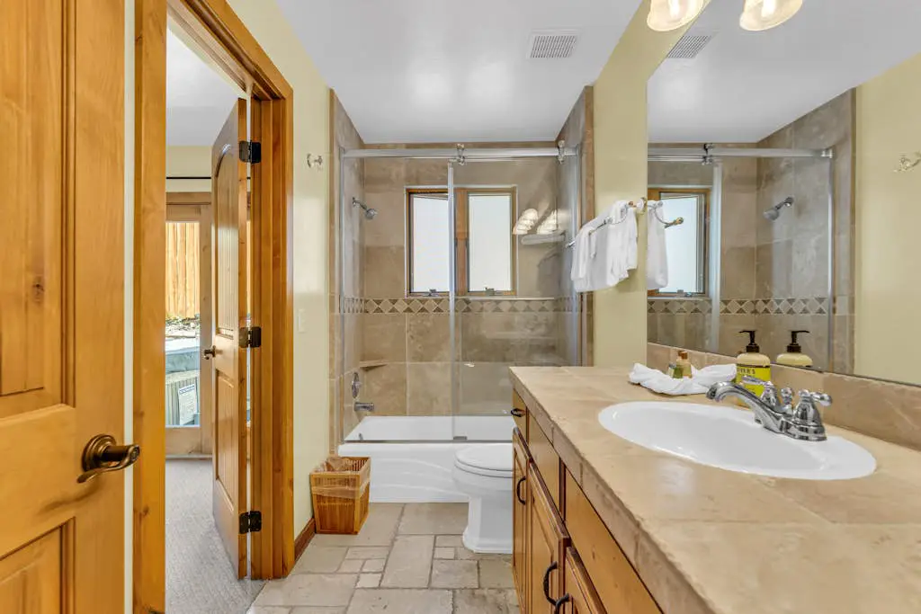 Charming house overlooking Main St with hot tub - Walk to Slopes