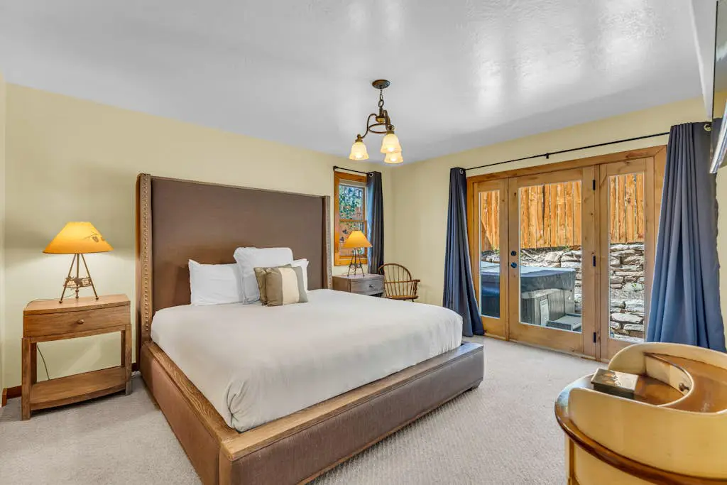 Charming house overlooking Main St with hot tub - Walk to Slopes