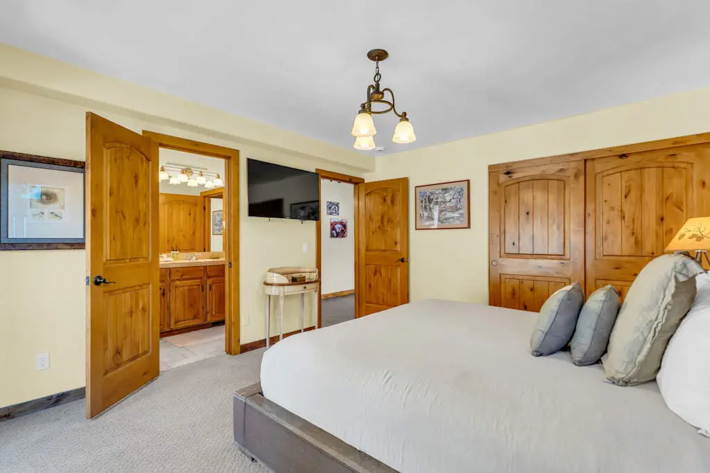 Charming house overlooking Main St with hot tub - Walk to Slopes
