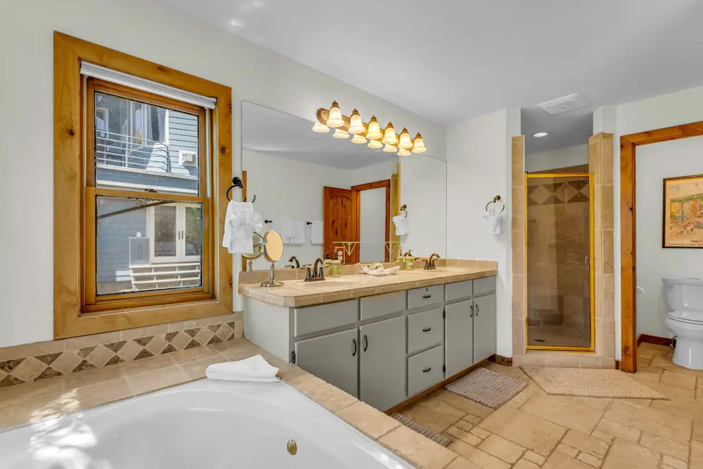 Charming house overlooking Main St with hot tub - Walk to Slopes