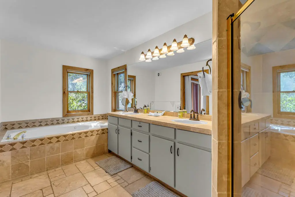 Charming house overlooking Main St with hot tub - Walk to Slopes