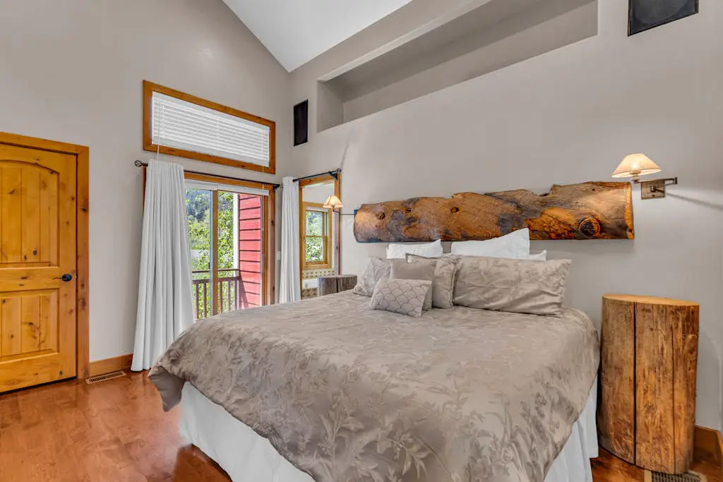 Charming house overlooking Main St with hot tub - Walk to Slopes