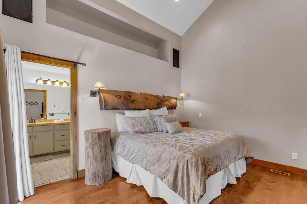 Charming house overlooking Main St with hot tub - Walk to Slopes