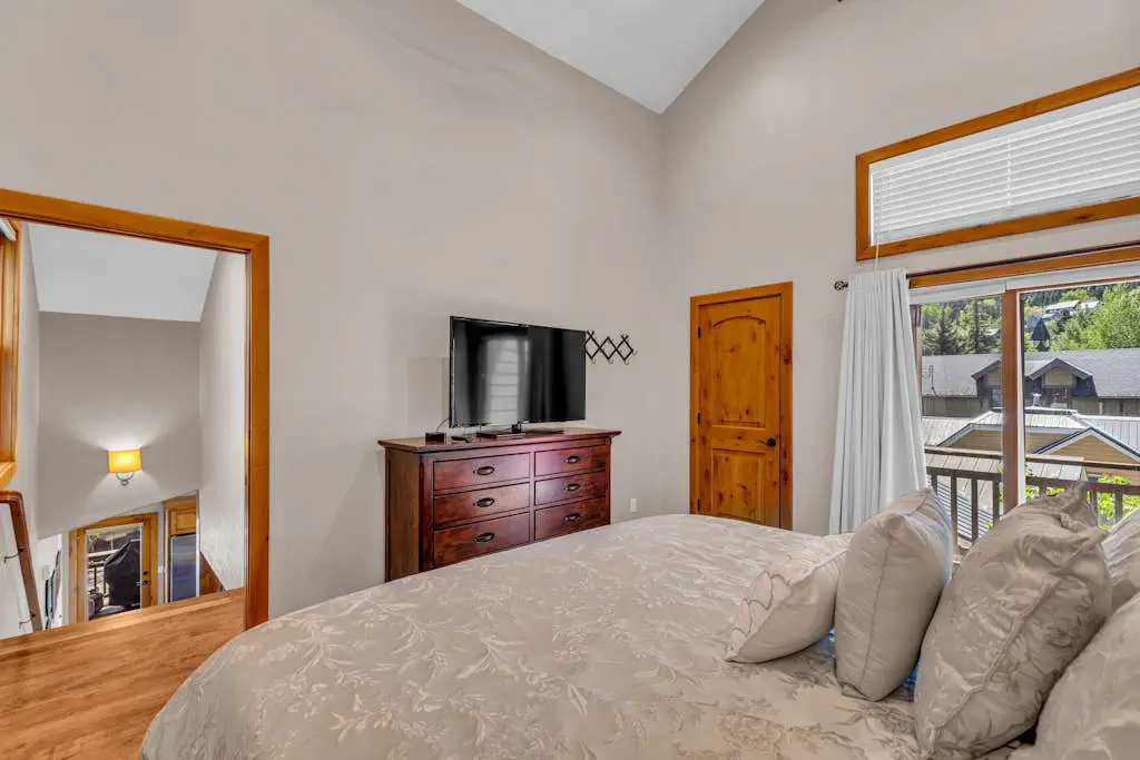 Charming house overlooking Main St with hot tub - Walk to Slopes