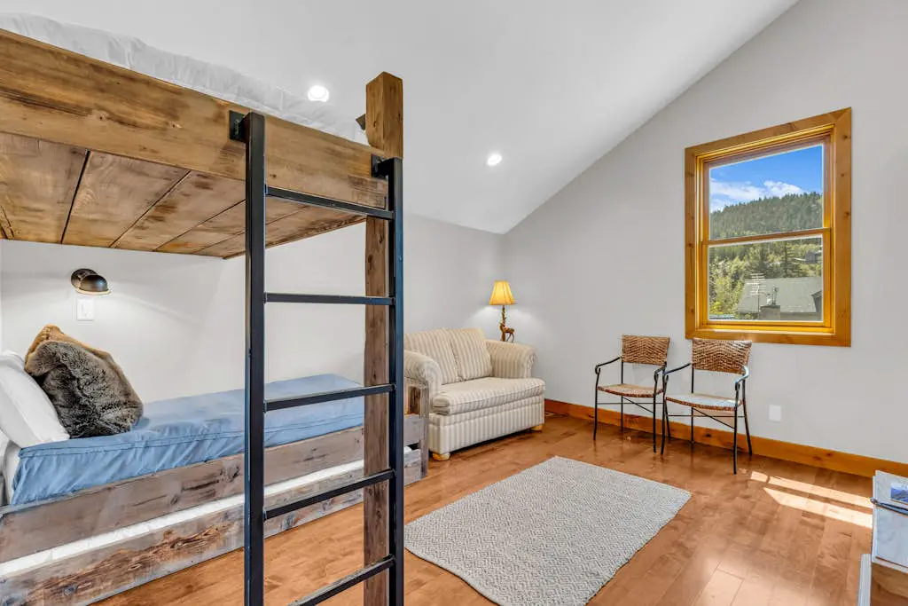 Charming house overlooking Main St with hot tub - Walk to Slopes