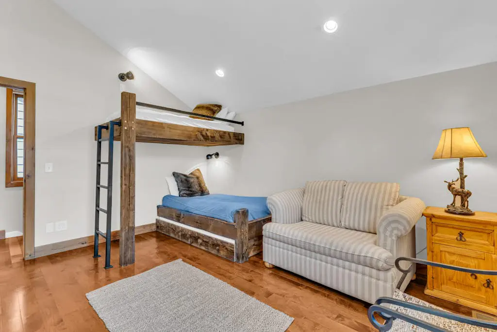 Charming house overlooking Main St with hot tub - Walk to Slopes