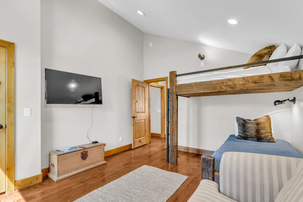 Charming house overlooking Main St with hot tub - Walk to Slopes