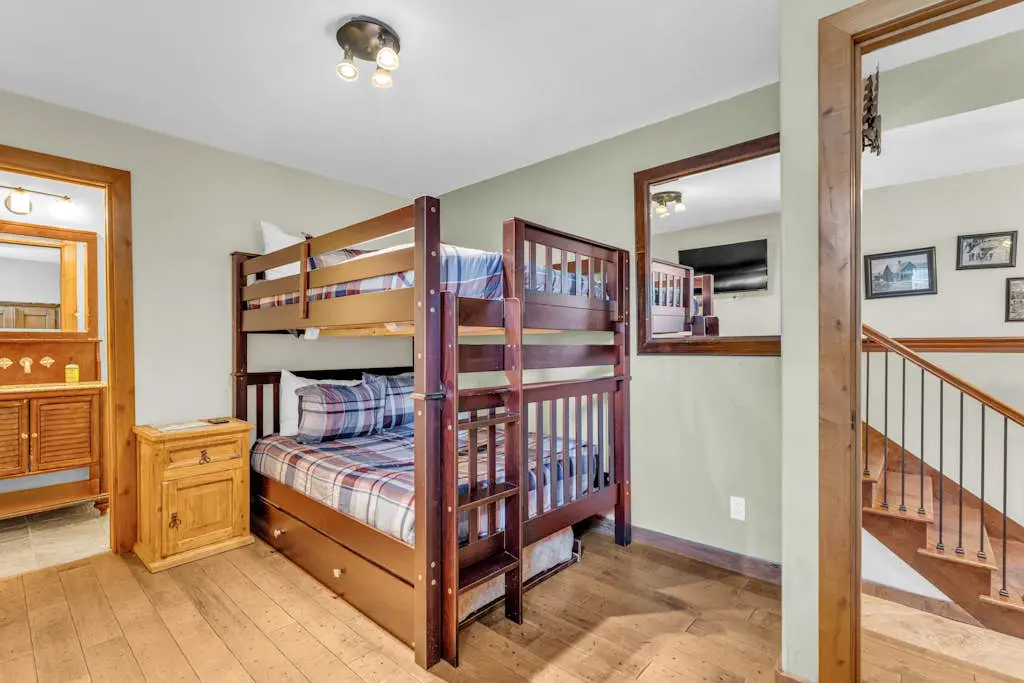 Charming house overlooking Main St with hot tub - Walk to Slopes