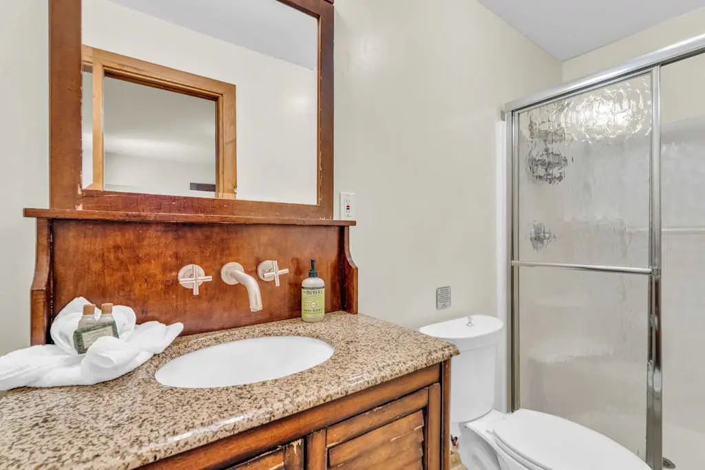 Charming house overlooking Main St with hot tub - Walk to Slopes