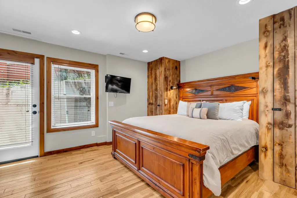 Charming house overlooking Main St with hot tub - Walk to Slopes