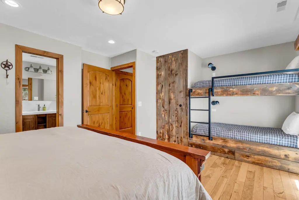 Charming house overlooking Main St with hot tub - Walk to Slopes