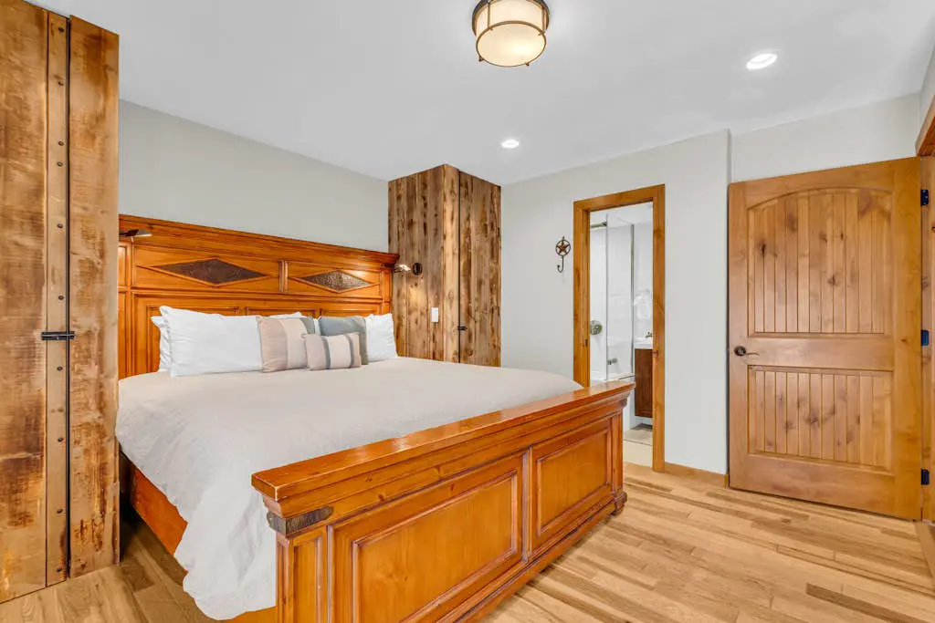 Charming house overlooking Main St with hot tub - Walk to Slopes