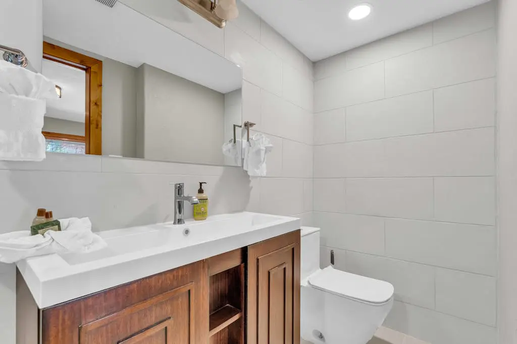 Charming house overlooking Main St with hot tub - Walk to Slopes