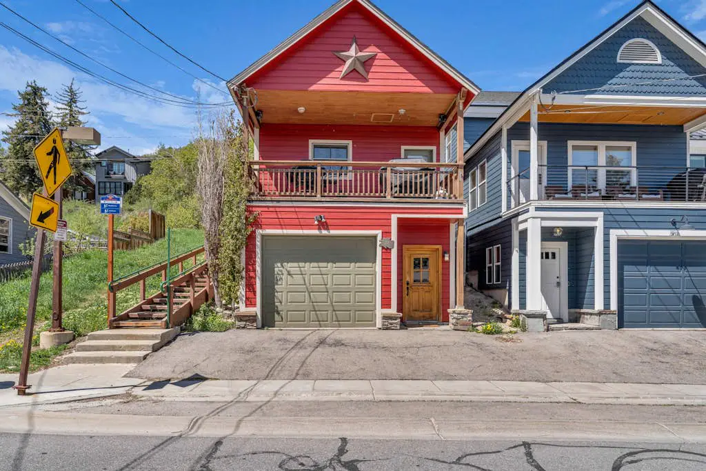 Charming house overlooking Main St with hot tub - Walk to Slopes