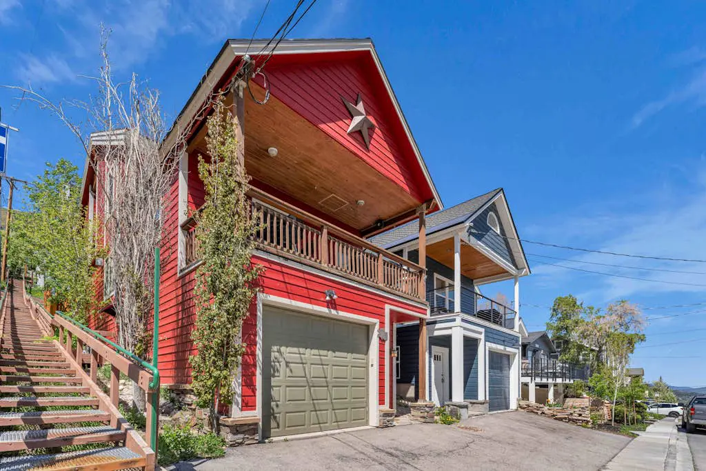 Charming house overlooking Main St with hot tub - Walk to Slopes