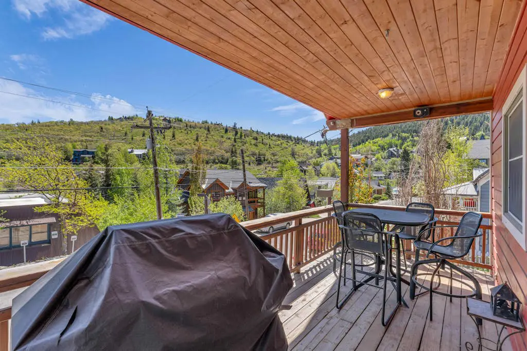 Charming house overlooking Main St with hot tub - Walk to Slopes