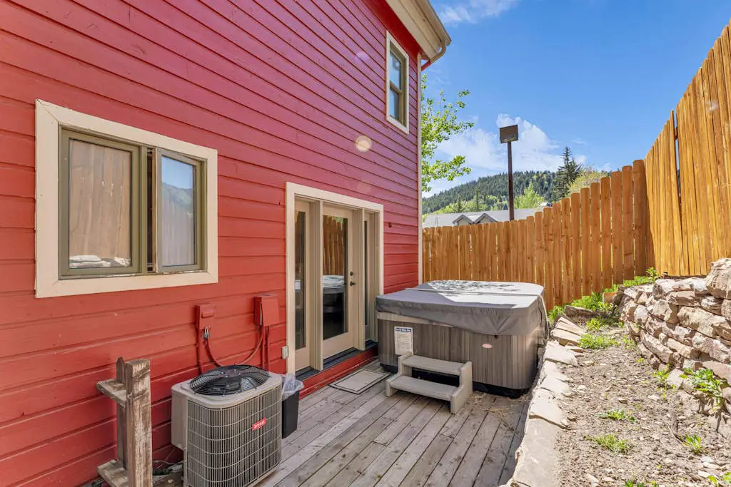 Charming house overlooking Main St with hot tub - Walk to Slopes