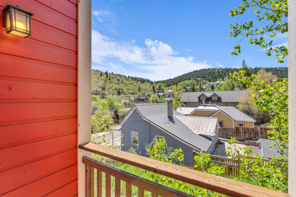 Charming house overlooking Main St with hot tub - Walk to Slopes