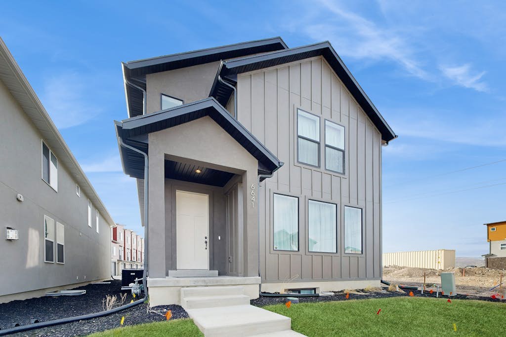 Spacious, luxury multi-level home with en-suites, patio, balcony & hot tub