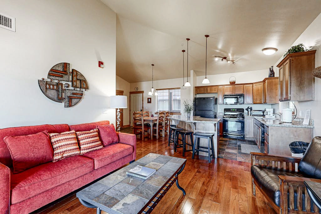 Spacious condo with  community pool & hot tub, mountain views, centrally located