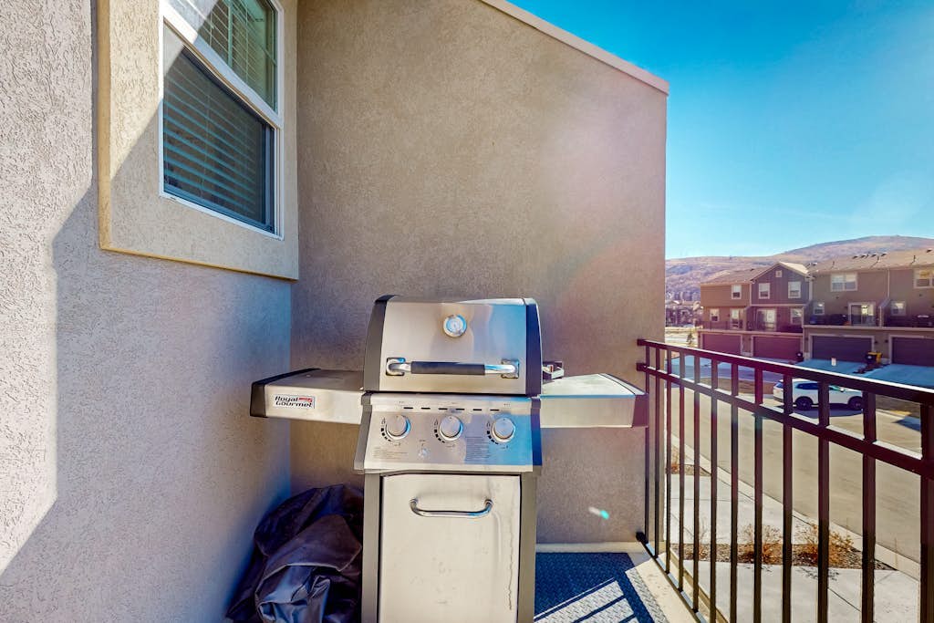 Stunning dog-friendly retreat with large balcony, fireplace, & mountain views